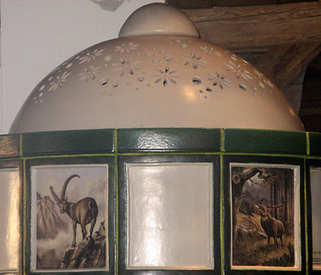 Stufa in ceramica decorata