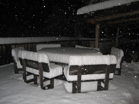 Tavolo apparecchiato dalla neve