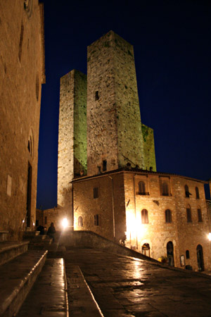 Le torri di San Gimignano in notturna