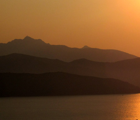 Il profilo dei monti dell'Elba al tramonto