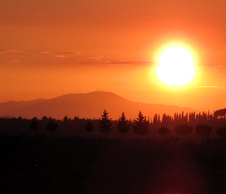 Il tramonto del sole sul campagna della Toscana