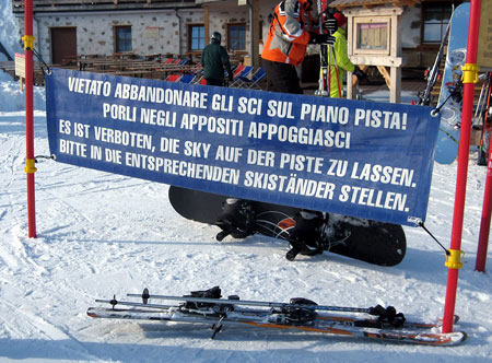 Vietato abbandonare gli sci sul piano pista