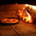 La cottura della pizza nel forno a legna