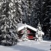 Baita e abeti sotto la neve a monte San Vigilio