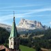 Il campanile con sullo sfondo l'Averau e le Cinque Torri