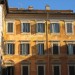 La facciata di un palazzo al centro di Roma