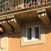 Finestra sotto il balcone