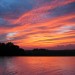 Tramonto con le nuvole sulla piscina