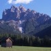 Monti, prati verdi e cielo azzurro