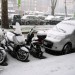 Motorini e macchine sotto la neve