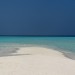 Maldive: sabbia, mare azzurro e cielo